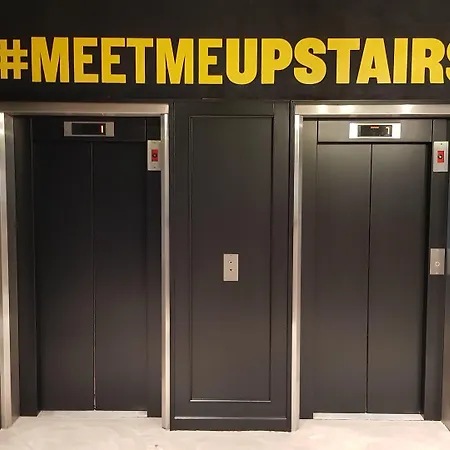 Отель Upstairs Остенде