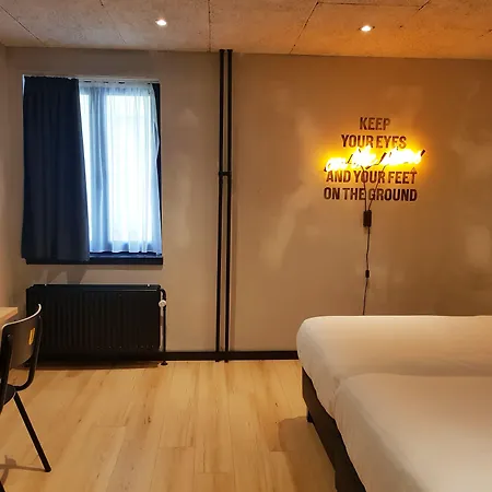 Отель Upstairs Остенде