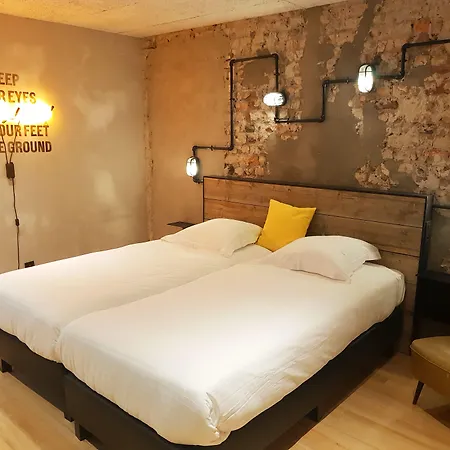 Upstairs Отель 3*