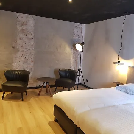 Upstairs Отель Остенде