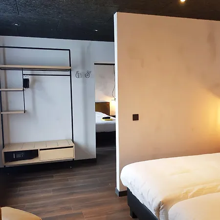 Upstairs Hotel Ostenda