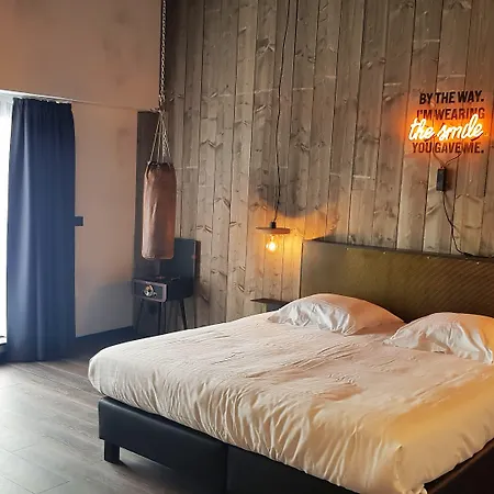Upstairs Отель