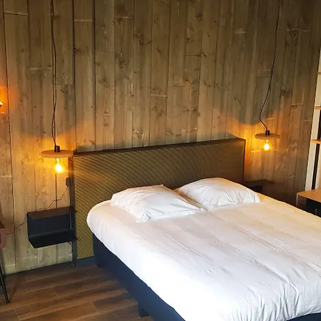 Upstairs Отель Остенде