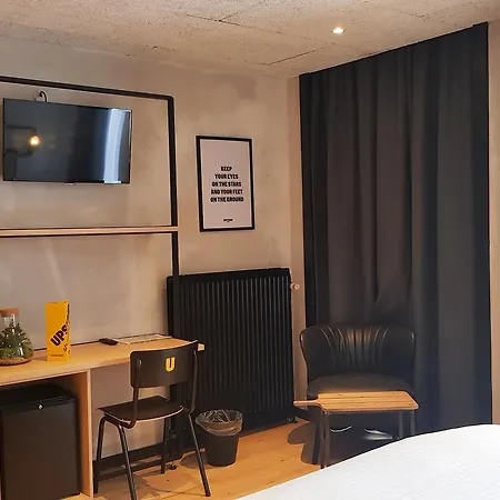 Upstairs Ξενοδοχείο 3*