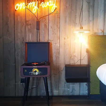 Отель Upstairs Остенде