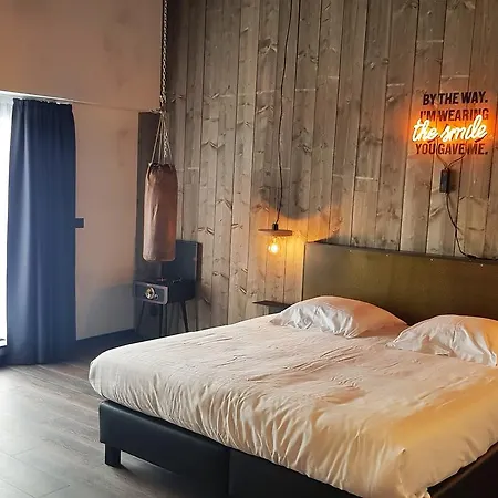 Upstairs Отель Остенде