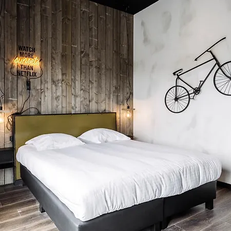 Отель Upstairs 3*