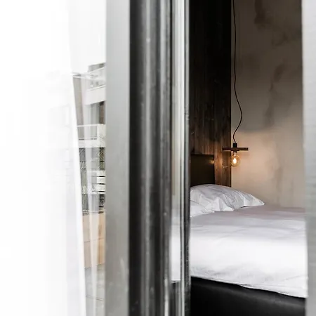 Отель Upstairs 3*