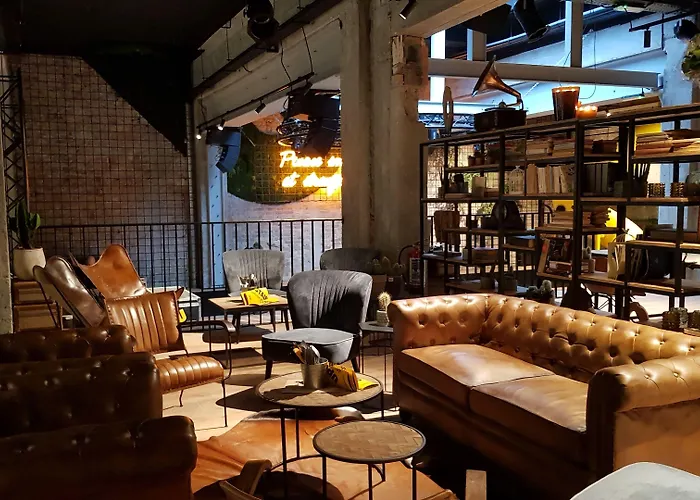 Upstairs Готель Остенде