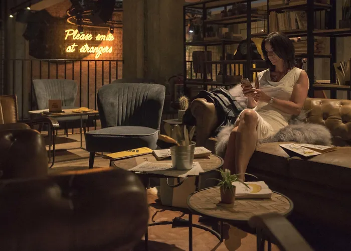 Upstairs Готель Остенде