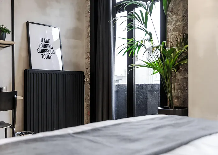 Upstairs Готель