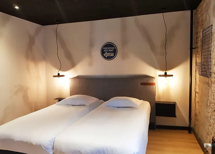 Upstairs Готель Остенде