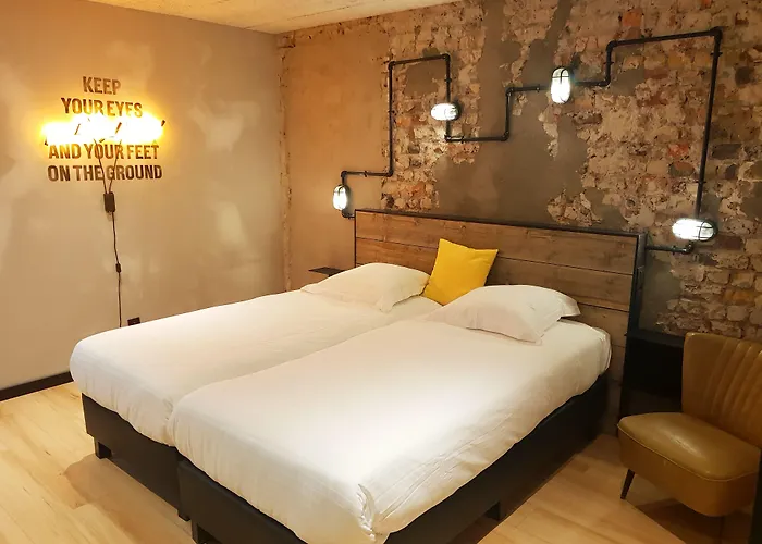 Upstairs Готель 3*