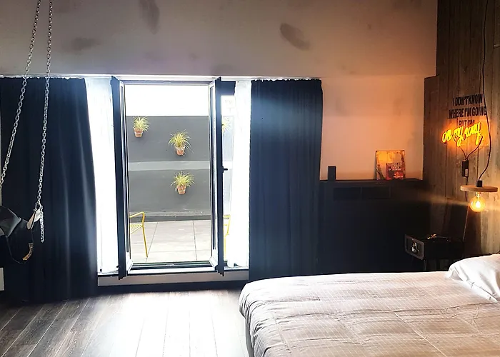 Upstairs Готель 3*