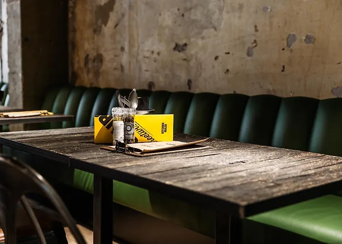 Upstairs Готель