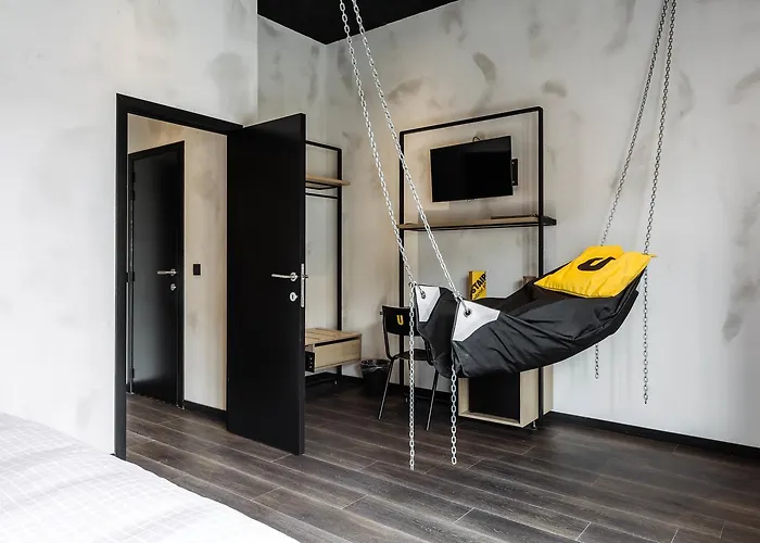 Upstairs Готель Остенде