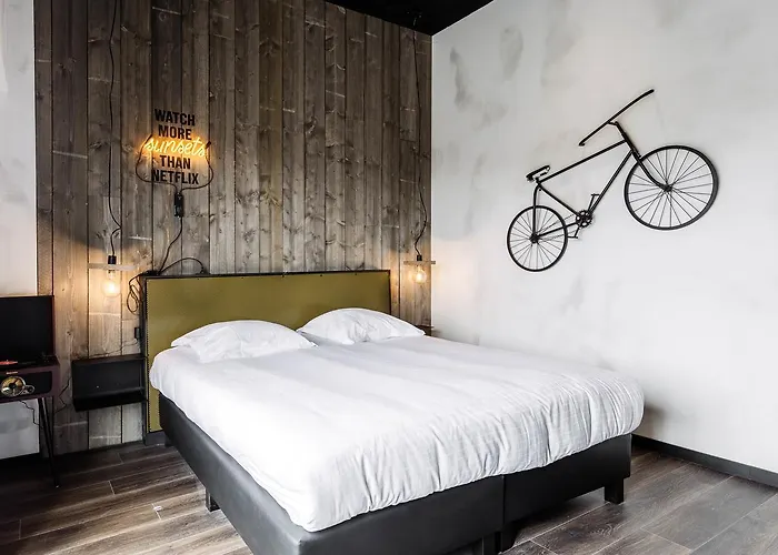 Готель Upstairs 3*